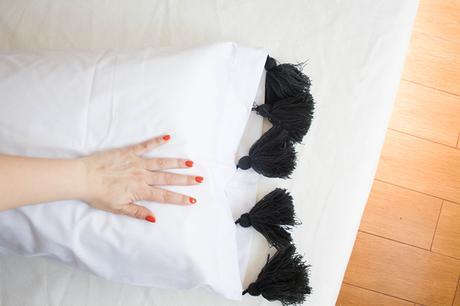 CUSTOMIZA UNAS SÁBANAS BLANCAS CON BORLAS DE LANA