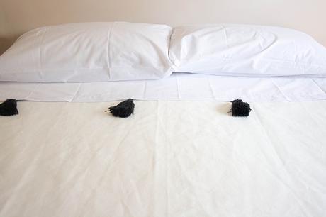 CUSTOMIZA UNAS SÁBANAS BLANCAS CON BORLAS DE LANA