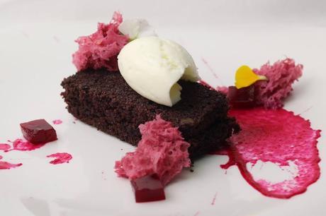 remolacha en texturas con helado de queso de cabra