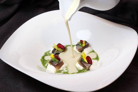 ajo blanco de coco con sardina ahumada, licuado de rúcula y burratina