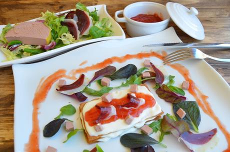 MIL HOJAS DE QUESO CAMEMBERT CON MERMELADA DE TOMATE MOUSSE DE FOIE DE PATO Y JAMON DE PATO