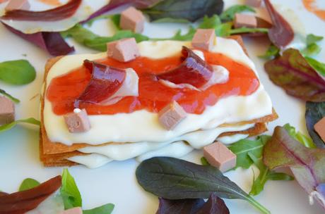 MIL HOJAS DE QUESO CAMEMBERT CON MERMELADA DE TOMATE MOUSSE DE FOIE DE PATO Y JAMON DE PATO