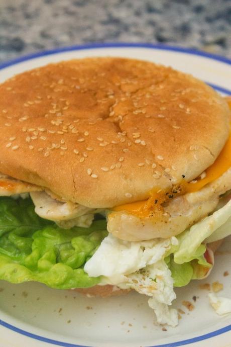 Hamburguesa ligera de pollo huevo y cheddar Hamburguesa ligera de pollo huevo y cheddar