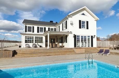 porches terrazas madera estilo nórdico escandinavo diseño casas suecas decoración nórdica decoración mansiones decoración hamptons new england contraventanas casas grandes distribucion casas de madera 