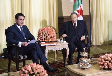 El Presidente Bouteflika con Manuel Valls. Esta fotografía, twitteada por el primer ministro galo, ha levantado gran revuelo en Argelia recientemente, por el aspecto enve-jecido de su presidente en comparación con Valls