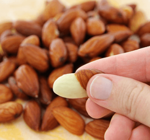 Receta de Almendras con curry y miel para 4 personas pelar almendras
