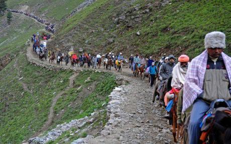 Peregrinos en ruta al santuario hindú sagrada de Amarnath situada en el estado indio de Jammu y Cachemira. 