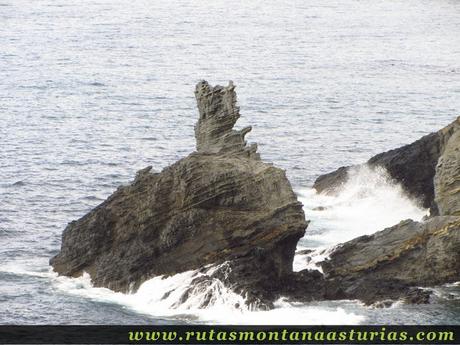 Roca en el mar desde la senda naviega