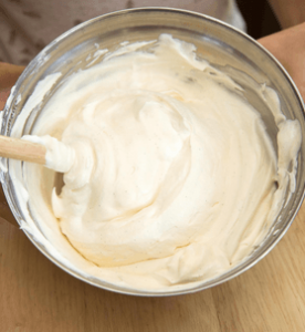 Receta de Mousse de yogur y frambuesa y salsa de mango nata con claras de huevo