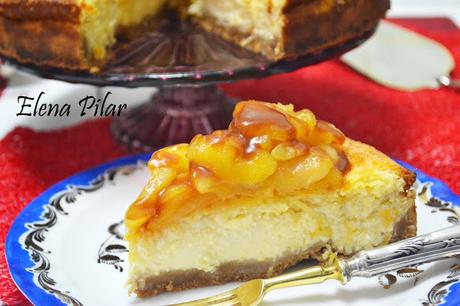 Tarta de Queso de Bola con compota de fruta y salsa de caramelo