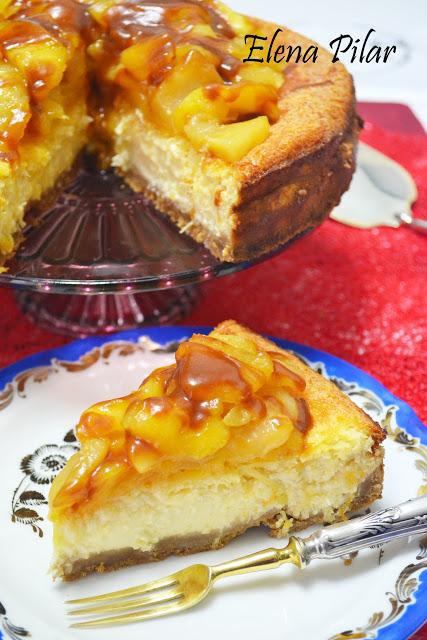 Tarta de Queso de Bola con compota de fruta y salsa de caramelo