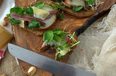 Tosta verde con peras y anchoas, un aperitivo con clase