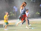 Selena Gomez como niña lanza agua