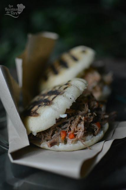 Arepas rellenas con carne mechada y con pollo 04