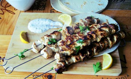 Souvlaki de pollo con tzatziki