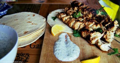 Souvlaki de pollo con tzatziki