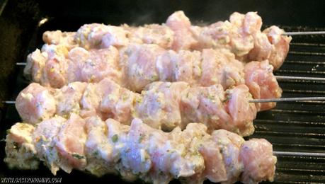 Souvlaki de pollo con tzatziki