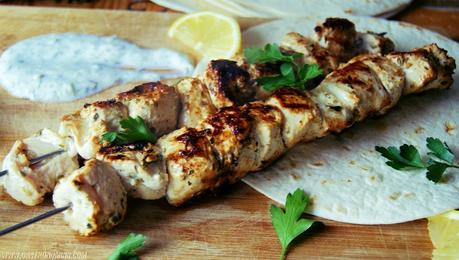 Souvlaki de pollo con tzatziki
