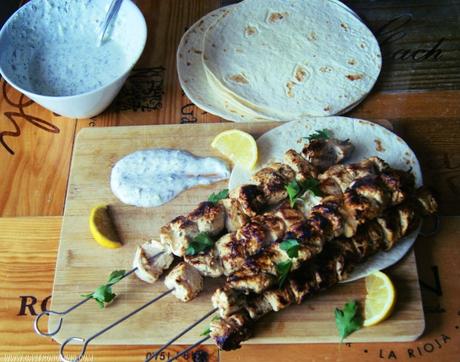 Souvlaki de pollo con tzatziki