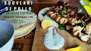 Souvlaki de pollo con tzatziki
