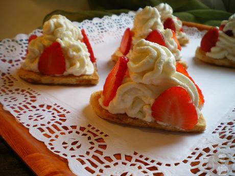 Relleno con la crema y las fresas laminadas