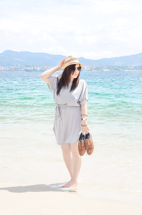 Cómo combinar un vestido gris