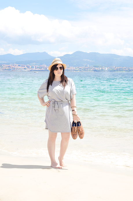 Cómo combinar un vestido gris