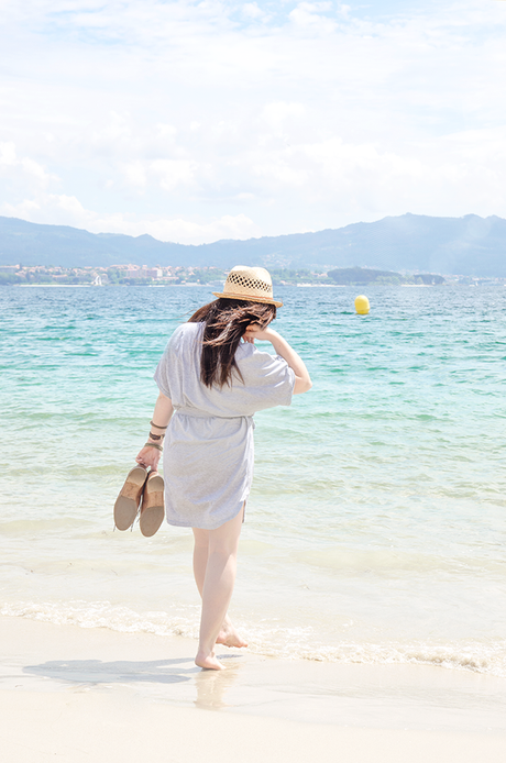 Cómo combinar un vestido gris