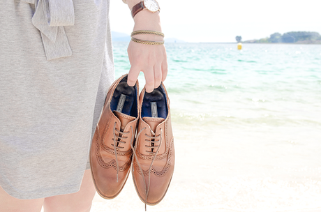 Cómo combinar un vestido gris