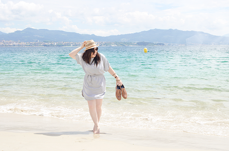 Cómo combinar un vestido gris