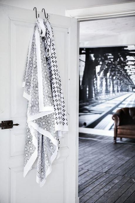 El valor de las piezas desgastadas dark wooden floor interiors