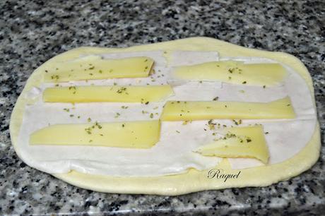 Pan de briox relleno de jamón queso pimiento asado y aceitunas