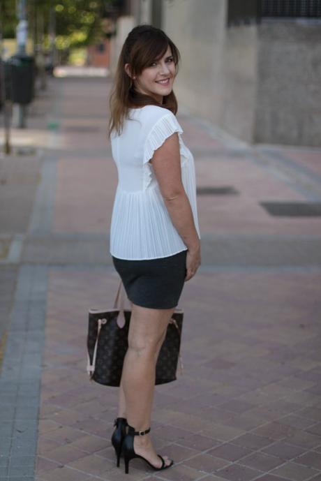 blusa blanca plisada