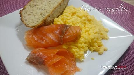 HUEVOS REVUELTOS CON SALMÓN AHUMADO (O cómo tener una cena en menos de 10 minutos)