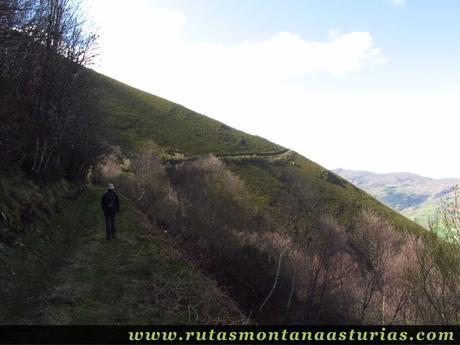 Camino por la falda del pico Corona