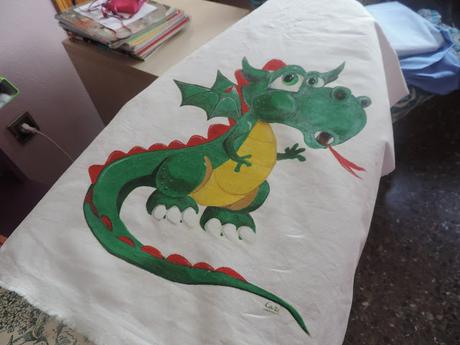 COJIN DE DRAGON PINTADO A MANO EN TELA