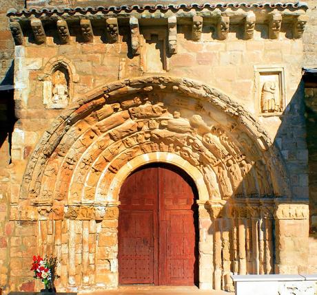 Portada románica de Santa Maria del Rey. Autor, lean56
