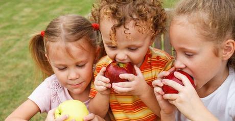 Las seis reglas para enseñar a comer a tus hijos y disfrutarlo