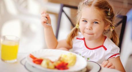 Las seis reglas para enseñar a comer a tus hijos y disfrutarlo