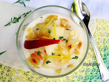 Yogur con melocotón y almendras