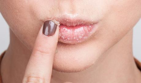 Exfoliante para labios a base de miel, aceite de almendra y azúcar de coco