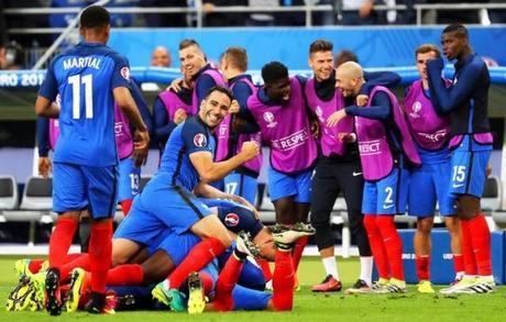 Francia gana en su debut 2-1 a Rumania en Eurocopa 2016