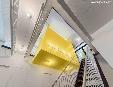 Casa urbana angosta de dos plantas en desnivel.