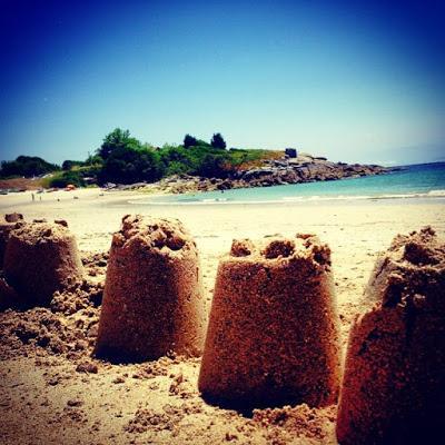 Domingo incompleto de castillos en la arena Domingo incompleto de castillos en la arena