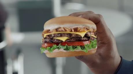 De risa el nuevo comercial de Carl's Jr., lo que no se debe hacer al promocionar tu producto