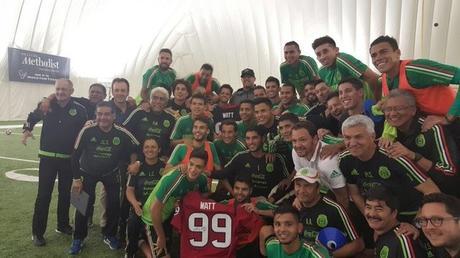 JJ Watt de los Texans visita al Tri y al Chicharito