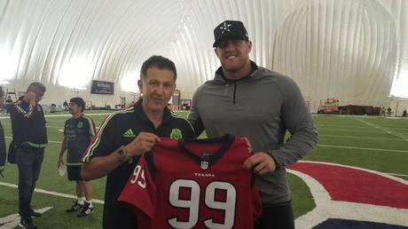 JJ Watt de los Texans visita al Tri y al Chicharito