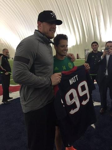 JJ Watt de los Texans visita al Tri y al Chicharito