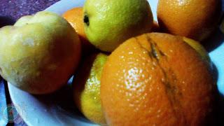 Zumo de naranja. limón y melocotón