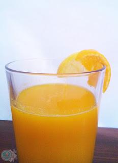 Zumo de naranja. limón y melocotón